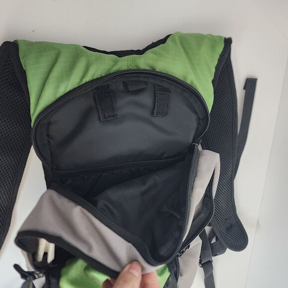 Coleman Revel 8L Hydration Green Backpack - 3 Pockets Medium Zip Hiking Buckle - Picture 3 of 8